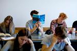 STILLETIME. Valentin Degn Bjerrum i den rødlige skjorte er glad for de obligatoriske læsetimer. Han synes, skolen sender et signal om, at det »hele ikke bare handler om karakterer. For i læsetimerne kan vi ikke blive målt«.  