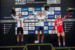 Michael Carbel på VM-podiet som bronzevinder i U23-rytternes opgør sammen med den sejrende franskmand Benoit Cosnefroy og tyskeren Lennard Kämna.
   