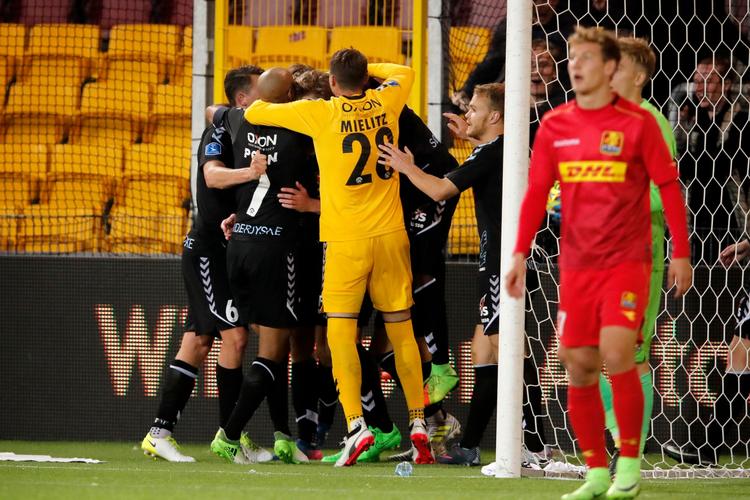 Målmanden Sebastian Mielitz ville være med til at juble, da Sønderjyske snuppede et point med en udligning i overtiden mod FC Nordsjælland. 