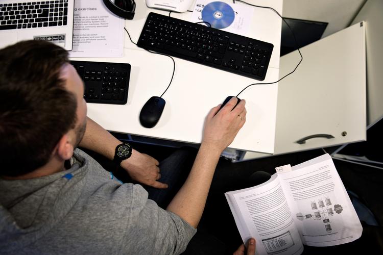 Regeringen har i finanslovsforslaget sat 100 millioner kroner af de næste år til en ny national cybersikkerhedsstrategi.
   