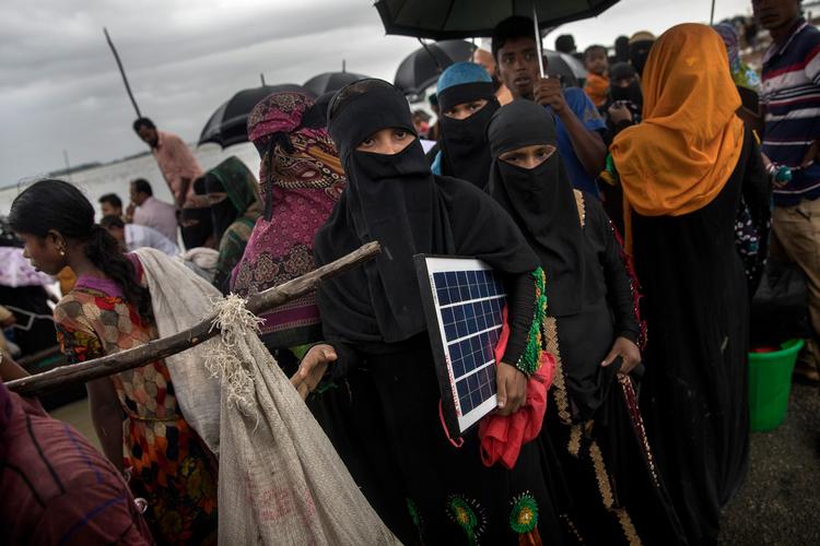 Rohingyaerne er strømmet ind i nabolandet Bangladesh på flugt fra nedbrændingerne og overgrebene. 