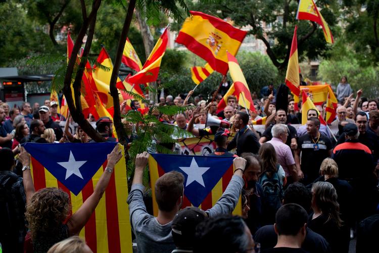 Demonstrationerne fortsætter stadig i Barcelonas gader op til selvstændighedsaftstemningen.  Foto: Emilio Morenatti