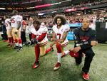 Colin Kaepernick (7) var den første til at vise sin protest mod racemæssig ulighed i USA ved NFL-kampene, men siden har en del kolleger fulgt det op.
   