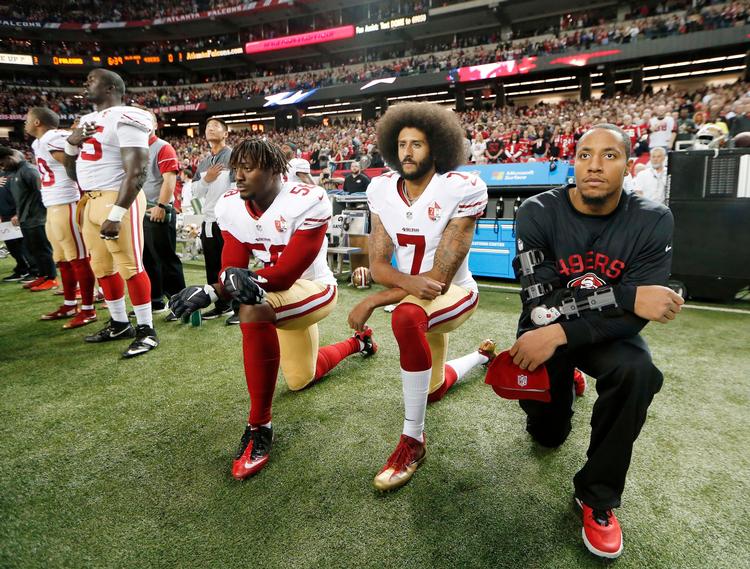 Colin Kaepernick (7) var den første til at vise sin protest mod racemæssig ulighed i USA ved NFL-kampene, men siden har en del kolleger fulgt det op.
   