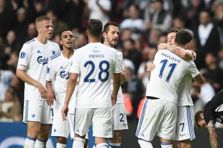 FCK-spillerne kunne forståeligt fejre en stribe scoringer lørdag aften i Parken, hvor Silkeborg ikke formåede at byde mesterholdet seriøs modstand.  
