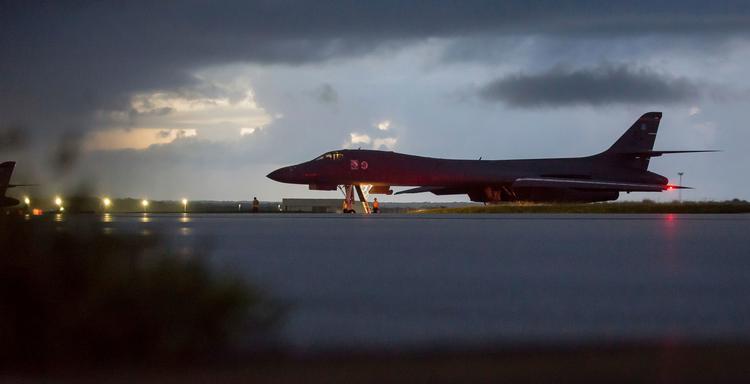 USA har sendt et bombefly - B-1B Lancer - afsted som en magtdemonstration.  