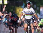 Sidste gang Peter Sagan sejrrigt fik vist den VM-trikoit frem, som han erobrede i Doha, var i forrige uges Grand Prix Quebec. Og som så ofte før skete det i duel med Greg Van Avermaet (t.v.).

   
