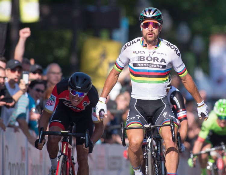 Sidste gang Peter Sagan sejrrigt fik vist den VM-trikoit frem, som han erobrede i Doha, var i forrige uges Grand Prix Quebec. Og som så ofte før skete det i duel med Greg Van Avermaet (t.v.).

   