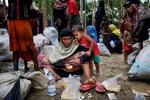 
    Rohingya-flygtninge får et måltid mad på en parkeringsplads i Khariakhali, som er det sted hvor flygtningene kommer til fastlandet fra øen Sahporir Dwip.


   