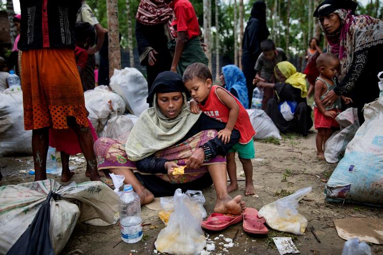 
    Rohingya-flygtninge får et måltid mad på en parkeringsplads i Khariakhali, som er det sted hvor flygtningene kommer til fastlandet fra øen Sahporir Dwip.


   