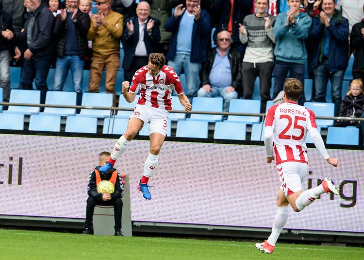 Jakob Ahlmann (tv.) lagde op til det første og scorede det andet mål, da AaB vandt 3-0. 