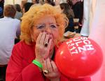 En kvinde ved en valgaften i SPD reagerer på en exit-poll, der varsler et katastrofe-resultat for socialdemokraterne.
(Kay Nietfeld/dpa via AP)
   
