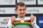 Peter Sagan viser stolt sin tredje VM-trikot og guldmedaljen frem på sejrsskamlen i Bergen.
   