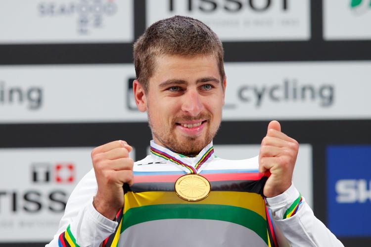 Peter Sagan viser stolt sin tredje VM-trikot og guldmedaljen frem på sejrsskamlen i Bergen.
   