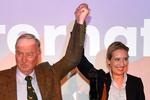 AfD-politikerne Alexander Gauland og Alice Weidel vil bekæmpe overvågningen med alle tænkelige juridiske midler. 