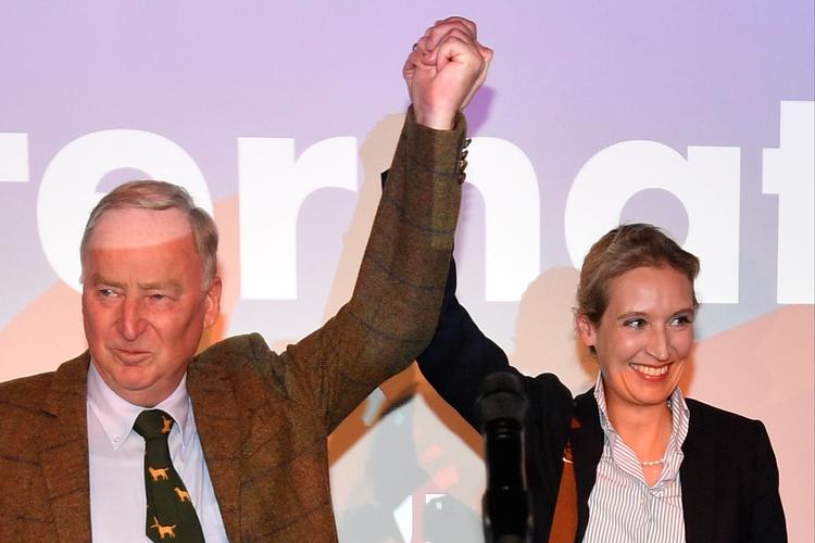 AfD-politikerne Alexander Gauland og Alice Weidel vil bekæmpe overvågningen med alle tænkelige juridiske midler. 