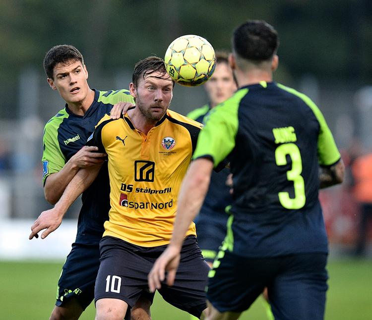 Christian Nørgaard har fat i Pål Alexander Kirkevold, der scorede Hobros mål på straffespark.

   