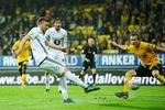 Med et klassisk strakt vristspark sender Nicklas Bendtner  Rosenborg foran 1-0 mod Lillestrøm. 