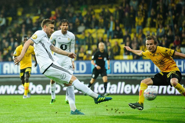 Med et klassisk strakt vristspark sender Nicklas Bendtner  Rosenborg foran 1-0 mod Lillestrøm. 