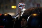 Det tyske politi blokerer for demonstranter mod det nationalistiske parti AfD. 
