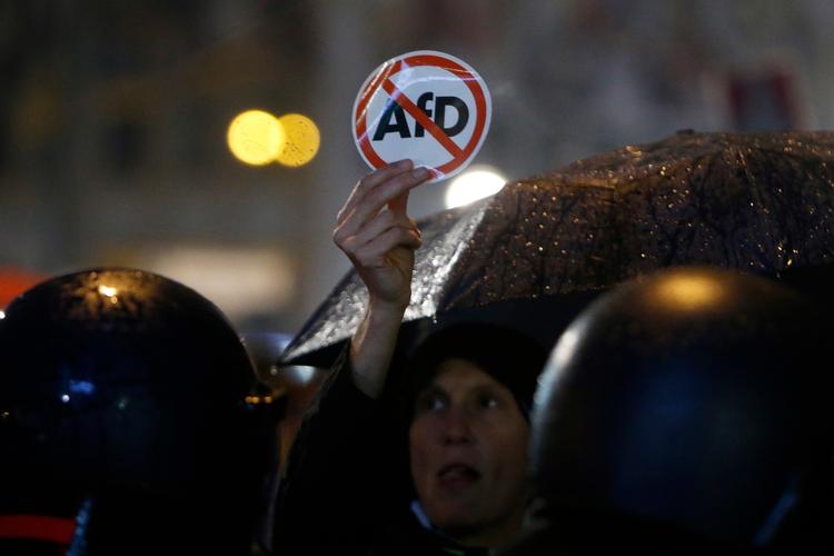 Det tyske politi blokerer for demonstranter mod det nationalistiske parti AfD. 