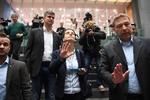 Frauke Petry udvandrer fra det usædvanlige pressemøde. 