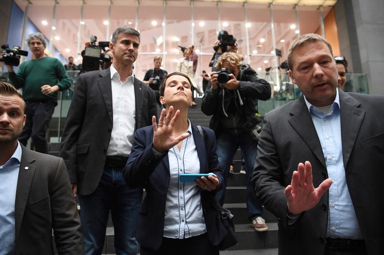 Frauke Petry udvandrer fra det usædvanlige pressemøde. 