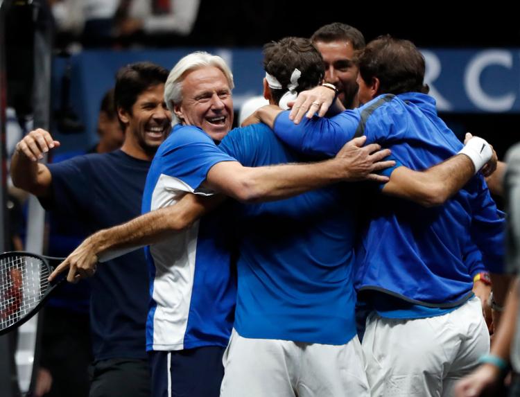 Holdkaptajn Björn Borg og holdet samles om Roger Federer, der skaffede den afgørende sejr til Europa ved Laver Cup i Prag.
   