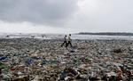 Versova-stranden ud for Mumbai i Indien viser omfanget af den plastforurening, der truer verdenshavene. 