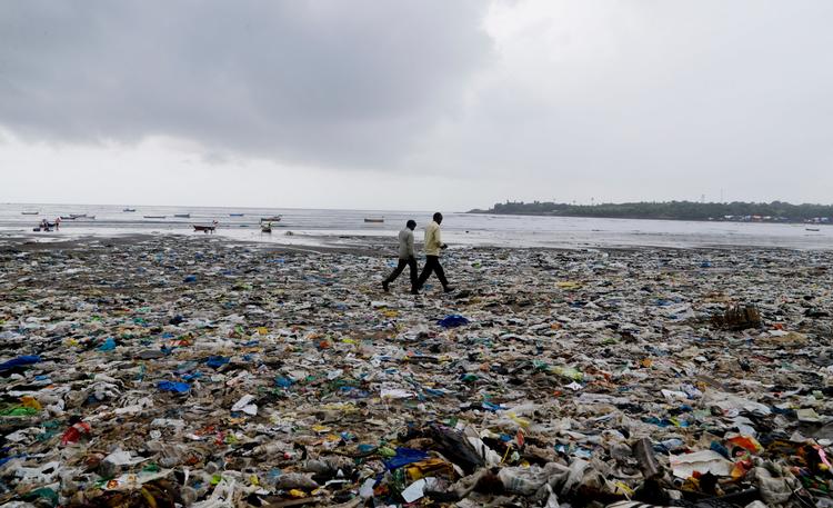 Versova-stranden ud for Mumbai i Indien viser omfanget af den plastforurening, der truer verdenshavene. 