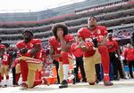 Eli Harold, Colin Kaepernick og Eric Reid fra San Francisco 49ers knæler, mens nationalhymnen bliver spillet inden en NFL-kamp med Dallas Cowboys. ARKIVFOTO. 