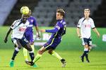 På et straffespark begået af Adam Guira (tv.) scorede Jakob Poulsen (th.) FC Midtjyllands andet mål - og sit eget mål nummer 58 i Superligaen.  