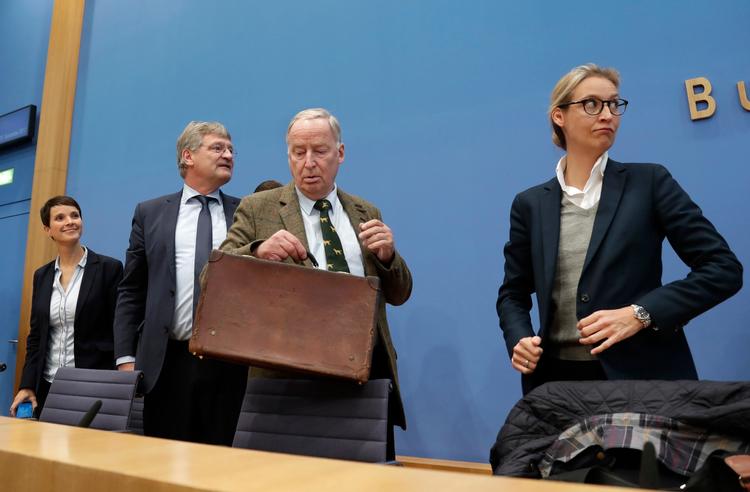 
  AfD-partiledelsen fejrer valgsejren sidste år - siden er den daværende leder, Frauke Petry, længst til venstre, gået ud i protestmod linjen fra især Alice Weidel og Alexander Gauland forrest i billedet.ichael Sohn)
   