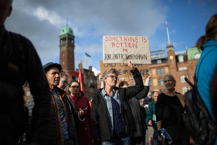 Uværdig behandling af sygemeldte fylder især meget i fagforeninger som 3F og FOA. Arbejdet er barskere end bag skrivebordene. Mange bliver nedslidt og syge, og negative erfaringer fortælles videre blandt kolleger og venner, skriver Lars Olsen.  