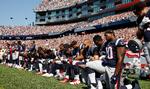 Over 200 spillere protesterede i weekenden mod Donald Trump. Her er det spillere fra New England Patriots, der knæler under nationalsangen før en kamp i NFL mod Houston Texans. 
