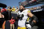 Her står Alejandro Villanueva fra Pittsburgh Steelers alene lige akkurat uden for spillertunnelen, og dermed er hans gestus under nationalsangen synlig for publikum. Få meter bag ham står hans holdkammerater, som er skjult for publikum. De kan anes i nederste højre hjørne af billedet. 