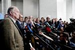 AfD-spidserne Alexander Gauland (tv) og Alice Weidel taler med pressen før det første gruppemøde i Forbundsdagen i Berlin. 