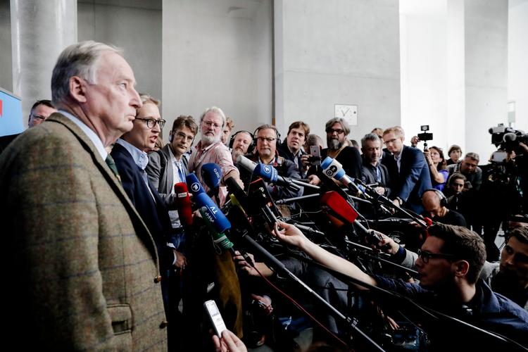 AfD-spidserne Alexander Gauland (tv) og Alice Weidel taler med pressen før det første gruppemøde i Forbundsdagen i Berlin. 