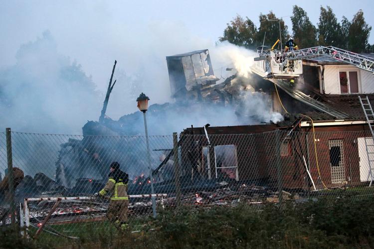 Store del af moskeen er ødelagt efter den påsatte brand. 