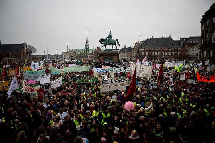 I 2012 søgte daværende statsminister Helle Thorning-Schmidt (S) opbakning hos Dansk Folkeparti i det regeringsindgreb, hun forventede ville komme, fortæller Kristian Thulesen Dahl (DF) i en ny bog om lærerkonflikten. 