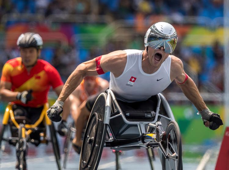 Parasporten har med mange spektakulære discipliner haft markant fremgang det seneste årti, og her ses den stærke schweizer Marcel Hug triumfere ved de paralympiske lege i Rio sidste år.
   