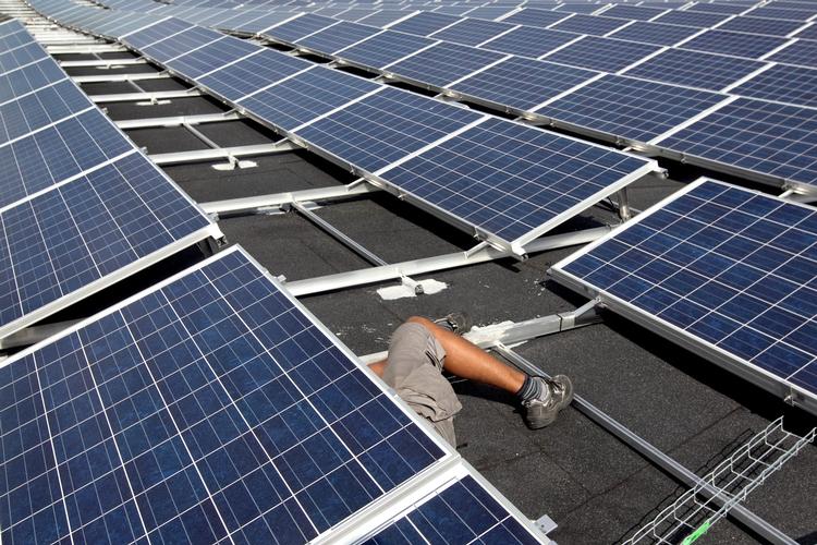 Med regeringen og DF's nye energiaftale skal vindenergi i de kommende år konkurrere med solenergi. (arkivfoto) 