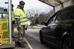 En vagt ved den dansk- tyske grænse tjekker pas. Foto: Gregers Tycho
   