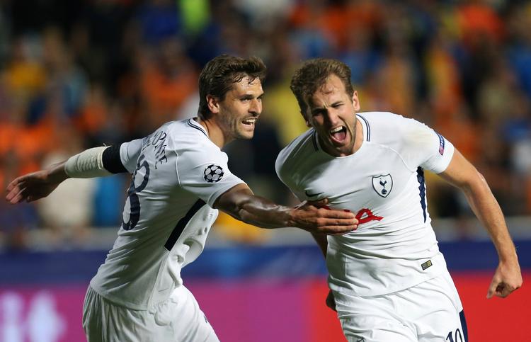 Med fem mål i to kampe er Harry Kane (th.) topscorer i den unge Champions League-sæson.   