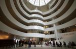 
    Besøgende på kommende Guggenheim-udstilling kommer alligevel ikke til at opleve kunstværker, hvor dyr spiser hinanden og parrer sig. 
   