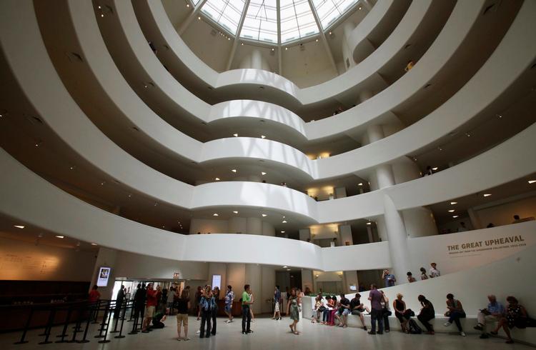 
    Besøgende på kommende Guggenheim-udstilling kommer alligevel ikke til at opleve kunstværker, hvor dyr spiser hinanden og parrer sig. 
   