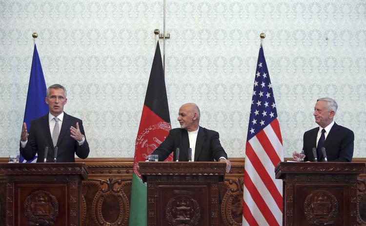 Nato-generalsekretær  Jens Stoltenberg (tv) holder pressemøde sammen med den afghanske præsident  Ashraf Ghani og den amerikanske forsvarsminister Jim Mattis at (8th) i Kabul. 