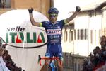 Guillaume Martin krydser stregen som vinder af Giro della Toscana. 