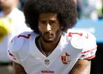 29-årige Colin Kaepernick begyndte sidste år sine protester ved at sætte sig ned eller knæle, mens nationalsangen blev afspillet inden kampe i NFL. I dag står den tidligere stjernespiller uden kontrakt, men har helliget sig socialt arbejde. 