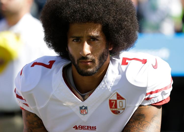 29-årige Colin Kaepernick begyndte sidste år sine protester ved at sætte sig ned eller knæle, mens nationalsangen blev afspillet inden kampe i NFL. I dag står den tidligere stjernespiller uden kontrakt, men har helliget sig socialt arbejde. 